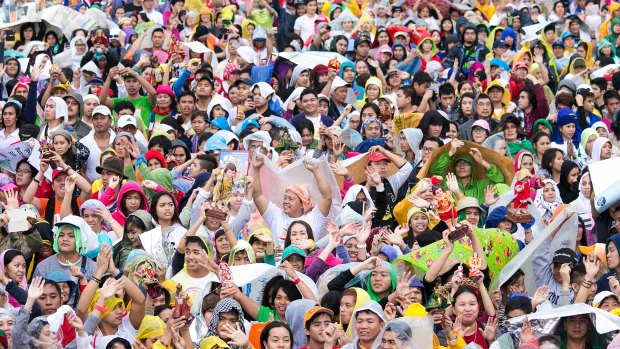 Filipinos at the papal mass in Manila.