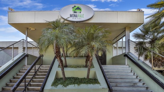 Truly large format: Mona Vale Hotel, Sydney.