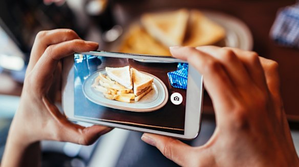 Social media and travelling tips: How to use it (and when not to)