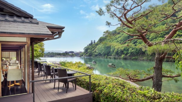 Hotel Suiran is on the banks of the Oi River and at the foot of Mount Arashi.