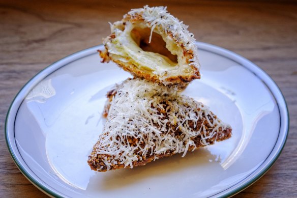 Mozzarella en carrozza meets cacio e pepe.