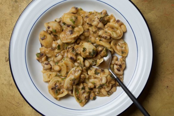 One-pot pasta and black-eyed beans.