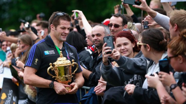 All Black captain Richie McCaw meets fans as he holds the Webb Ellis Cup during the New Zealand All Blacks welcome home celebrations at Victoria Park on November 4, 2015 in Auckland, New Zealand.  (Photo by Phil Walter/Getty Images)