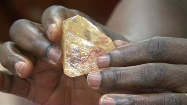 A pastor in Sierra Leone has discovered the largest uncut diamond found in more than four decades in this West African country and has turned it over to the government. 