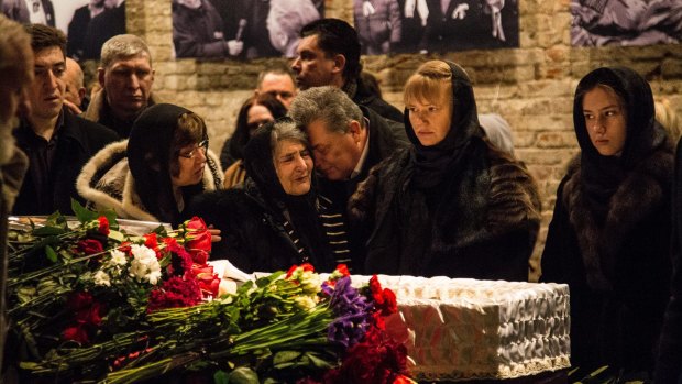 Members of Boris Nemtsov's family stand near his coffin.