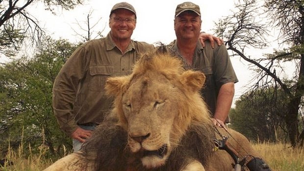 Walter Palmer, pictured left, and a Zimbabwean guide with the lion they killed.