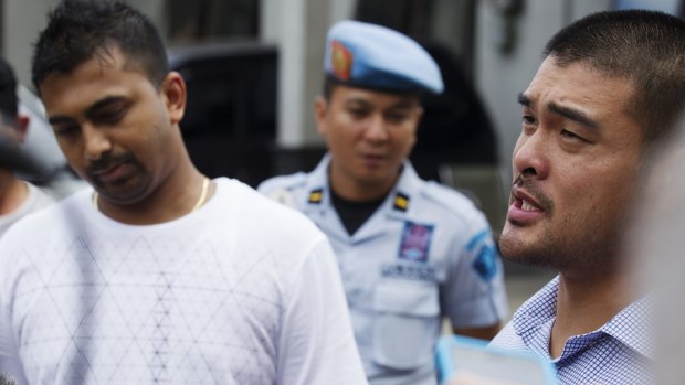 Michael Chan (right) and Chinthu Sukumaran (left), brothers of the two Australians facing execution, give a press conference at Wijaya Pura, Cilacap, on Sunday.