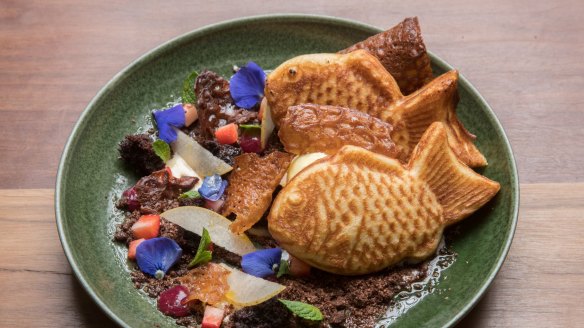 A pair of taiyaki (fish-shaped pancakes).