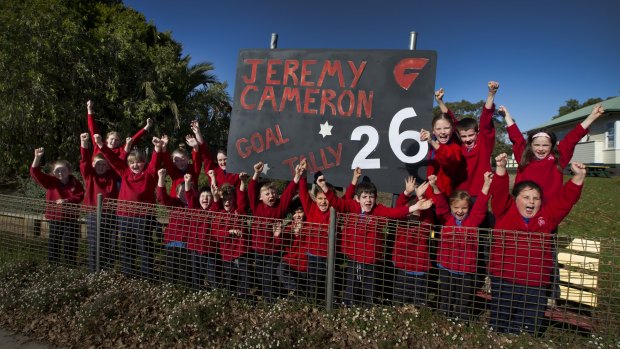 Dartmoor Primary School students with the updated Jeremy Cameron goal tally sign this week. 