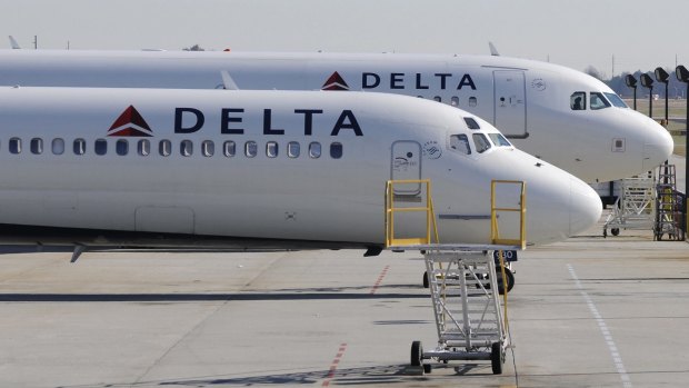 Delta Airlines is introducing a service where staff preload passengers' carry-onluggage above their seat before boarding.