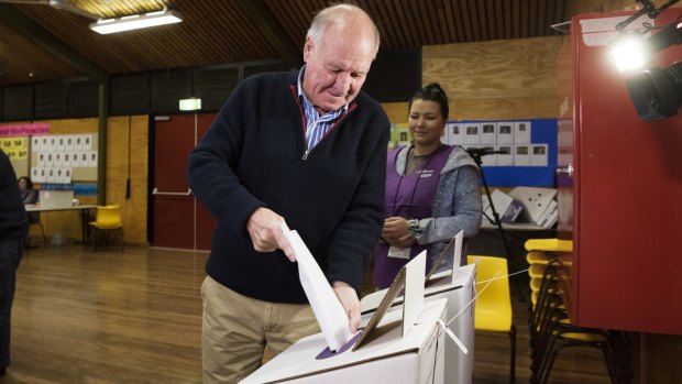 Tony Windsor casts his vote at Werris Creek Public School 