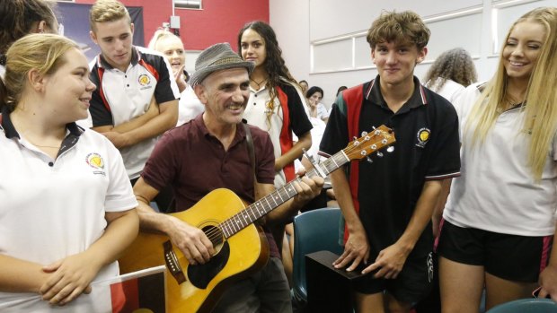 Paul Kelly sings to Dubbo high school students.