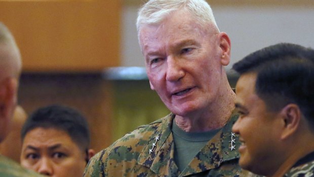 Lieutenant General John Toolan, Commander of US Marine forces in the Pacific, chats with Vice-Admiral Alexander Lopez (right).