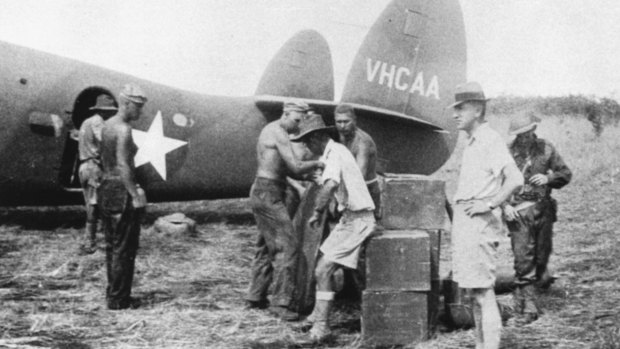 Hudson Fysh (second from right) pictured during the loading of Qantas aircraft at Port Moresby.