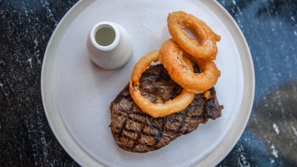 Steak with onion rings.