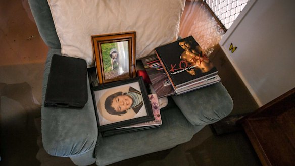 Family photos and books on a living chair.
