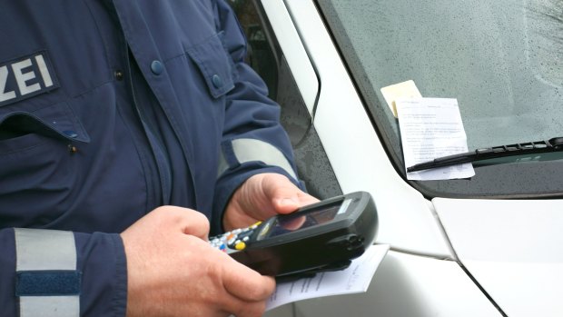 交通当局有办法在你没有任何发言权的情况下提取罚款。