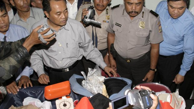 Indonesian police with drugs seized in 2005 which led to the arrest of the Bali Nine.