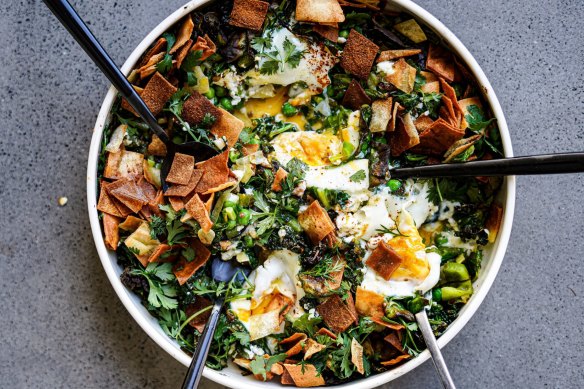 Green shakshuka with crispy pita crisps.