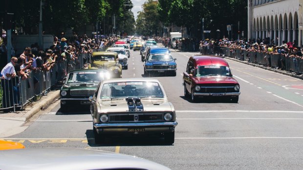 The crowd on Northbourne watches on as the Summernats City Cruise passes the Sydney Building.