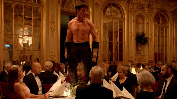 Terry Notary confronts wealthy arts patrons in <i>The Square</i>.