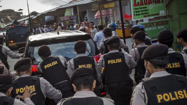 Indonesian police escort Schapelle Corby's vehicle.