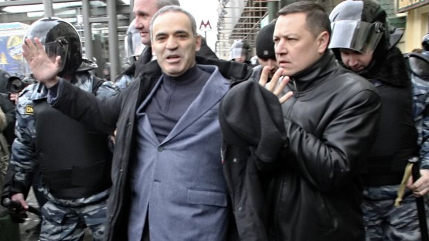 Kasparov under arrest outside the Moscow courthouse holding the trial of anti-Putinist group Pussy Riot.