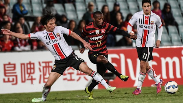 Seoul man: Western Sydney's Romeo Castelen tries to split the FC Seoul defence on Tuesday night.