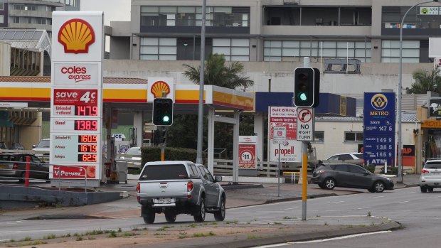 RACQ is calling for petrol discounts to be banned from advertising signs in Queensland to stop misleading motorists.