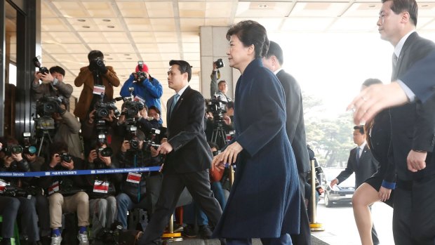 Former President Park Geun-hye arrives at the entrance of the Seoul Central District Prosecutors' Office to undergo prosecution questioning.