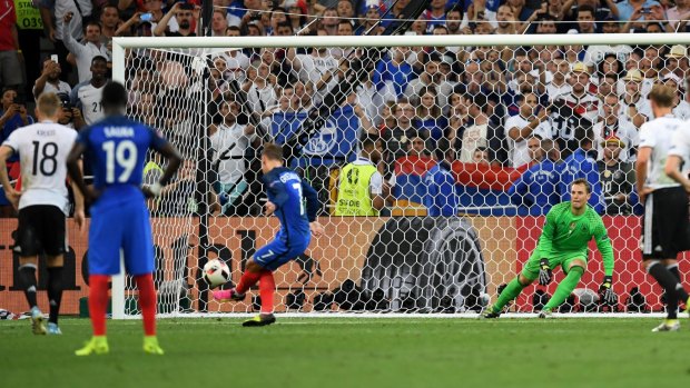Griezmann converts the penalty to score the opening goal.