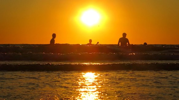 Temperatures will soar above 35 degrees on Monday and Tuesday.