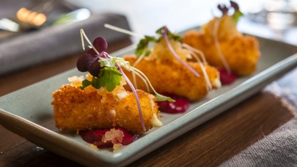 Snacks: Goat's cheese croquettes.