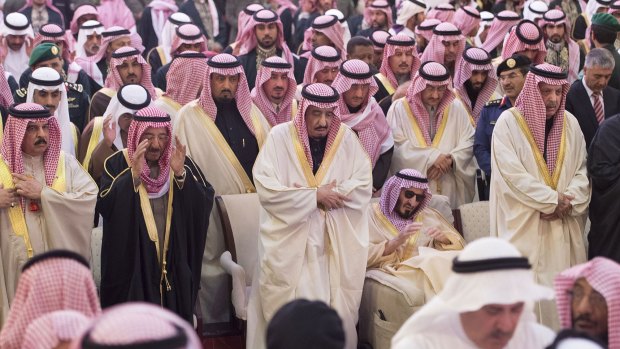 shows Saudi Arabia's new King Salman bin Abdul Aziz (centre) praying along with Kuwaiti Emir Sheikh Sabah al-Ahmad Al-Sabah (second from left), King Hamad bin Issa al-Khalifa of Bahrain (left) and other dignitaries and officials during the funeral of his half-brother King Abdullah. 