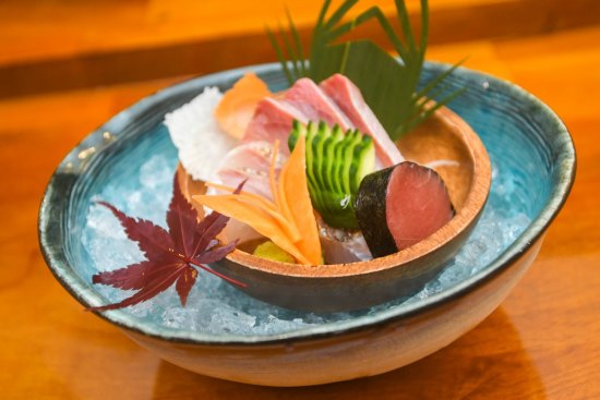 Otsukuri (sashimi plate of the day).
