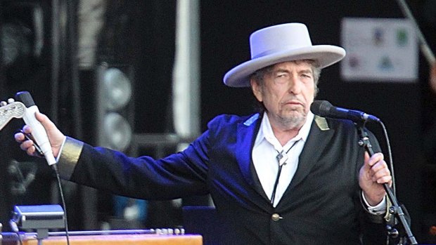 Bob Dylan describes winning the Nobel Prize for Literature as "amazing".