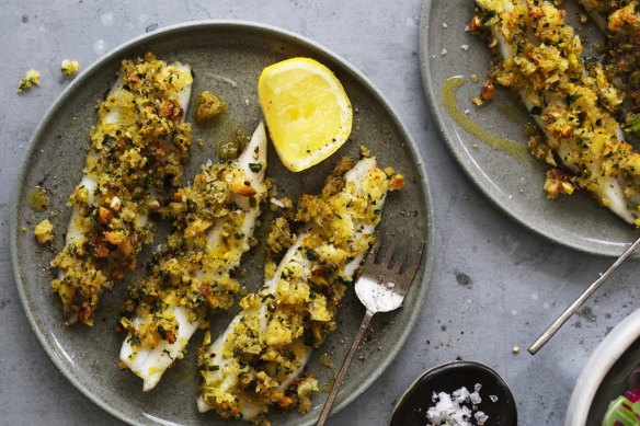 Baked garfish fillets with pistachio and breadcrumbs.
