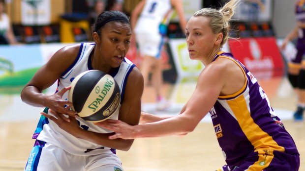 Capitals guard Renee Montgomery looks for a way past the Melbourne Boomers defence.