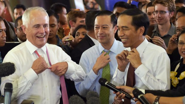 Prime Minister Malcolm Turnbull and Indonesian President Joko Widodo go walkabout  in Jakarta in November 2015. Between them is Thomas Lembong, then trade minister and now head of the Indonesian Investment Coordinating Board.