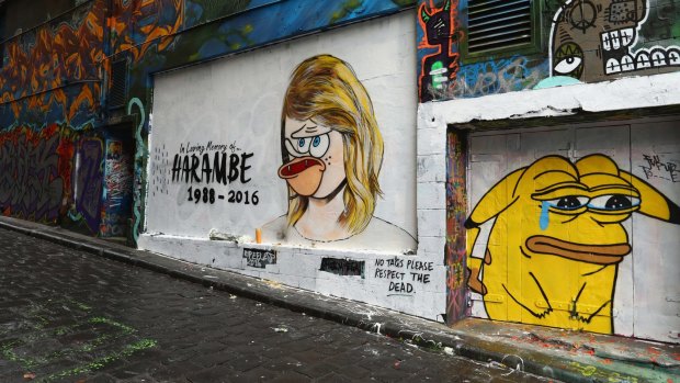 The original mural by Melbourne graffiti artist Lushsux depicted Taylor Swift, painted in response to the spat between Swift and Kim Kardashian. 