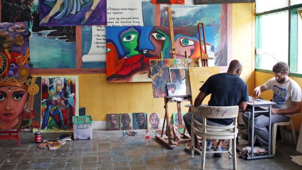 Ben Quilty (right) teaching Myuran Sukumaran to paint in Bali's Kerobokan prison.