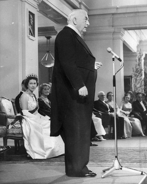 Sir Robert Menzies and Queen Elizabeth II.  The Queen came to Australia again in March 1963 and heard Sir Robert Menzies say,"...I did but see her passing by. And yet I love her till I die."