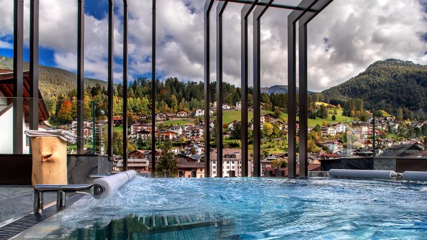 Outdoor whirlpool, Gardena Grodnerhof Hotel & Spa.