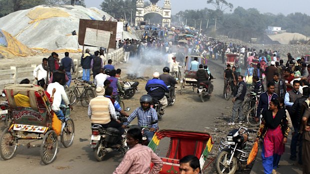 Moving toward the Birgunj border crossing between Nepal and India. 