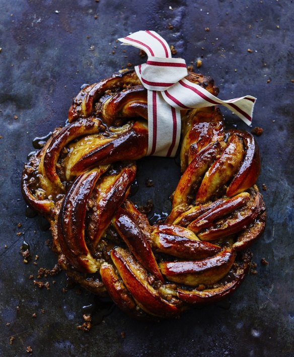 Donna Hay's caramel pecan wreath with gingerbread glaze.