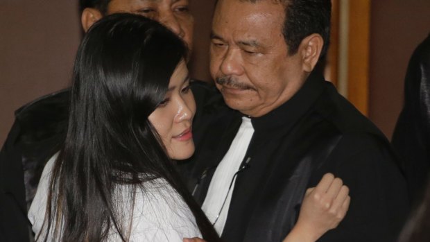 Jessica Wongso speaks with her lawyer, Otto Hasibuan at Central Jakarta District Court on Thursday.