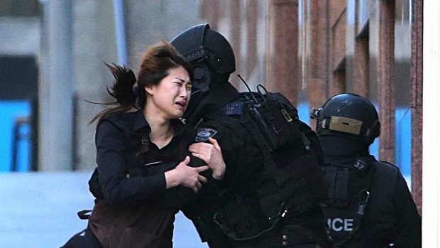 British police officers will review the conduct of NSW officers who dealt with the Lindt Cafe siege.