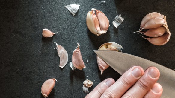 Peeling the garlic with a knife horizontal How to peel garlic. Generic garlic cloves and knife image for Good Food Brain Food.ÃÂÃÂÃÂÃÂ 