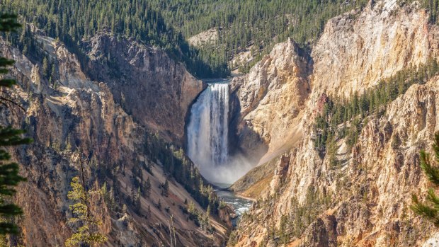 A 40-kilometre-long canyon begins as the Yellowstone River pours over two waterfalls and into the 300-metre-high jaws of Artist Point. 