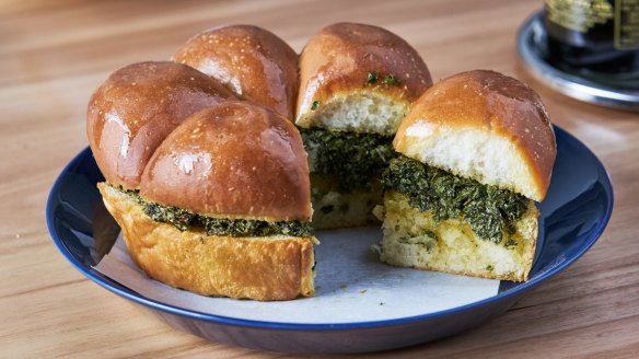 Umamilicious: Garlic bread with seaweed.